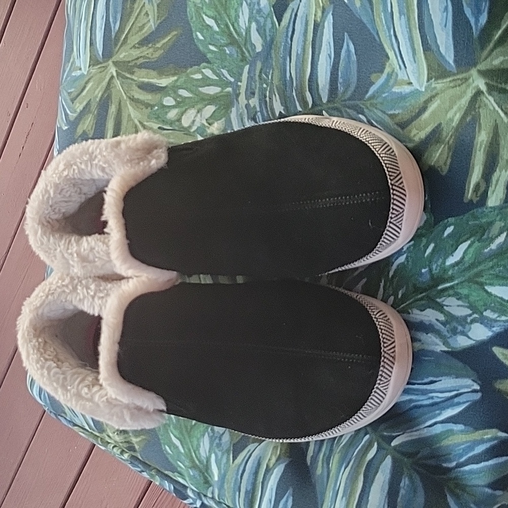 Rarely worn pull on leather sketchers with fsyx fur